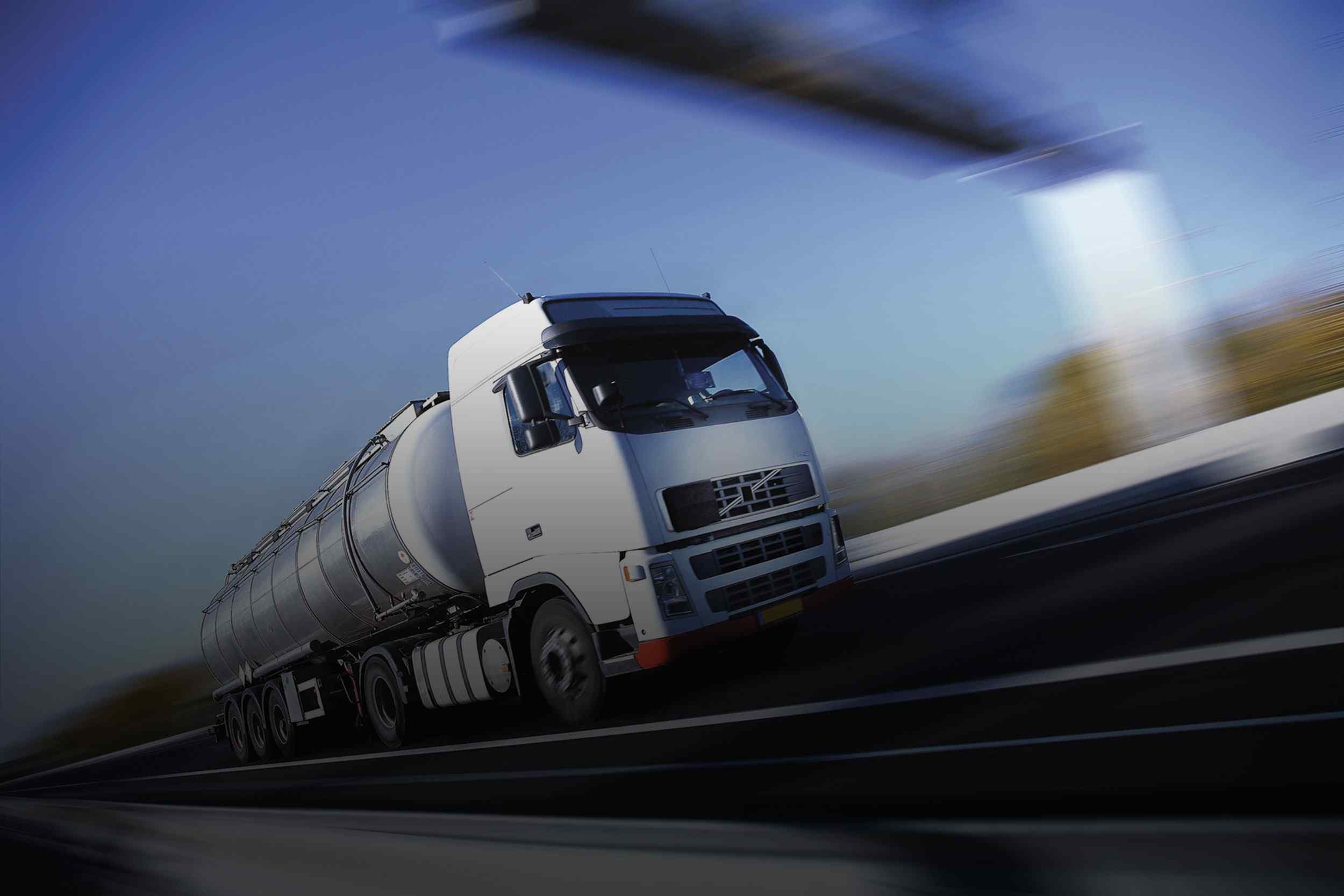 https://gzadxb.com/wp-content/uploads/2015/09/White-Truck-single.jpg